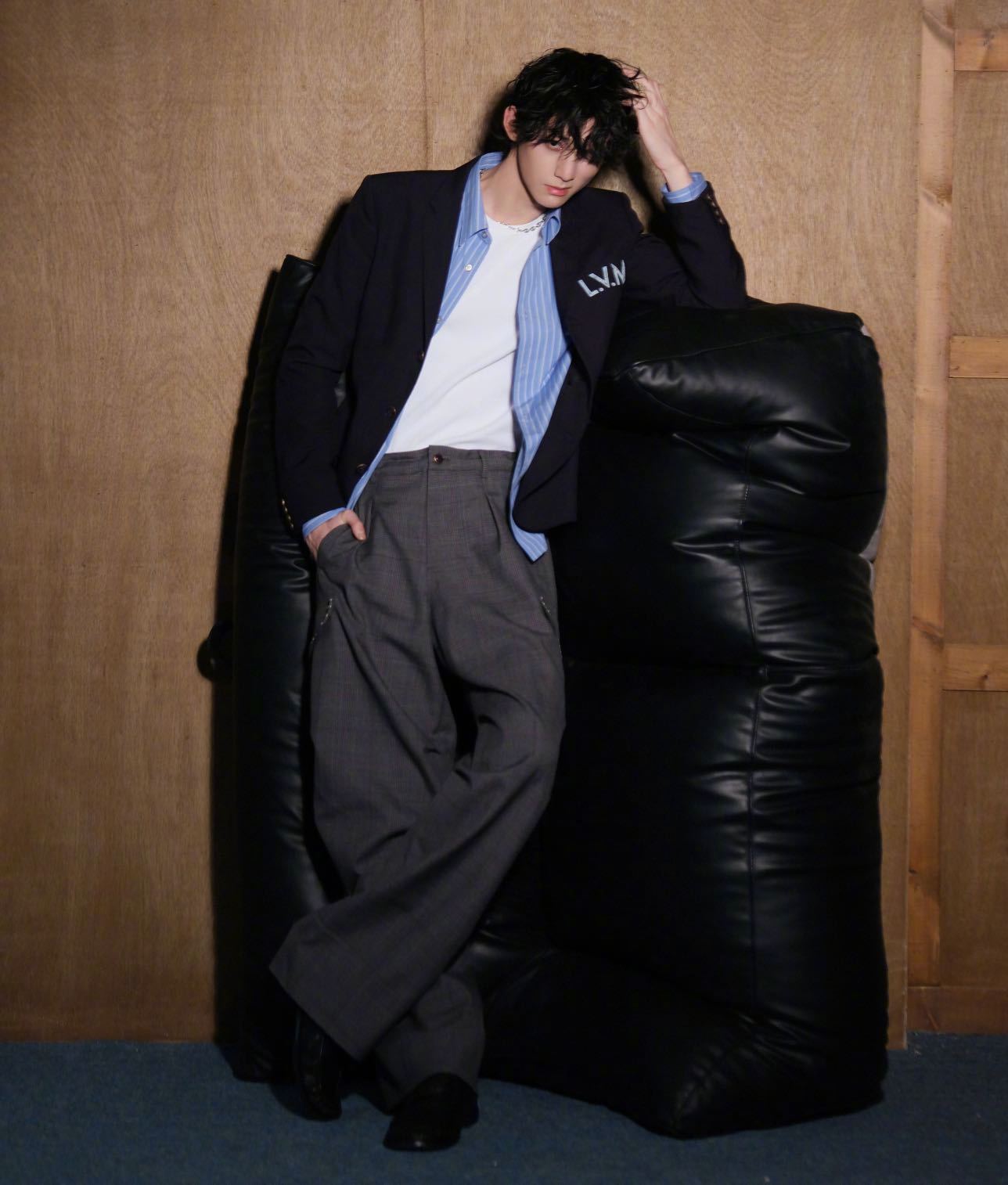 赖伟明湿发小卷毛 赖伟明湿发小卷毛太有反差感！平日里的阳光少年，此刻化身时尚型男