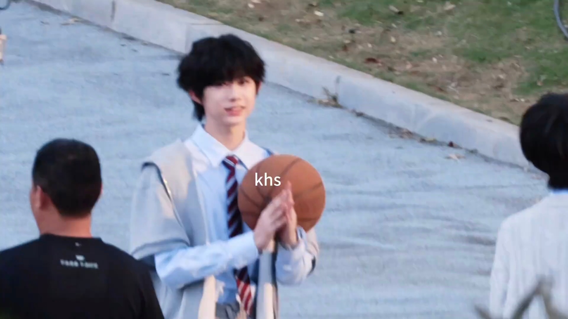 陈奕恒拜托拜托路透陈奕恒我们的少年时代2抱篮球路透 陈奕恒《我们的少年时代2》抱