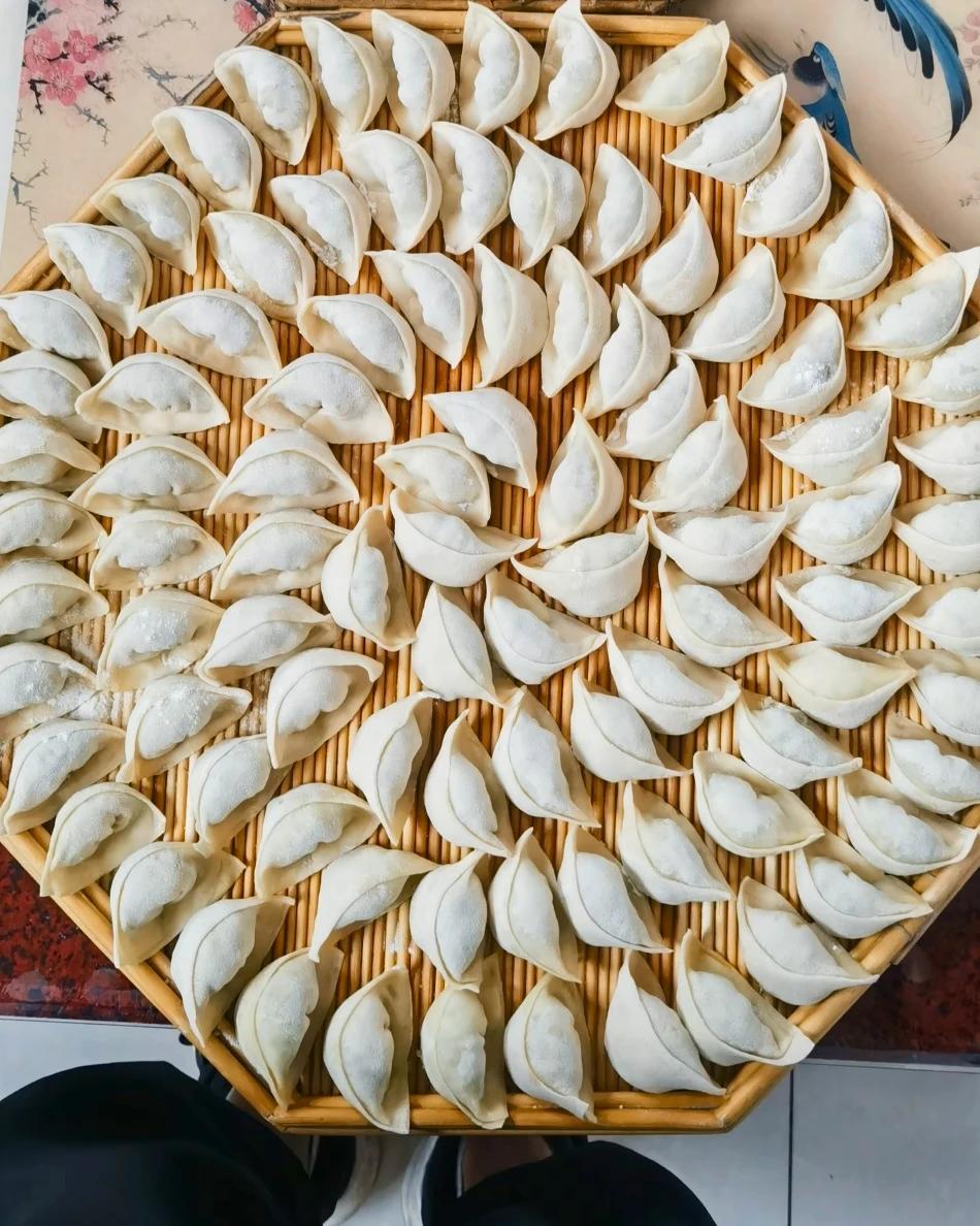 我本来想天天吃饺子，到菜地一看韭菜全割完了，下一茬又急忙长不出来查，不得已只能跑