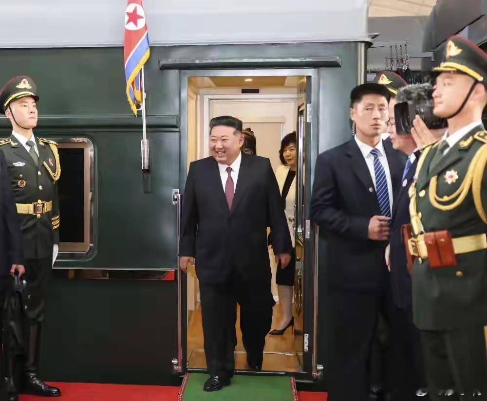 金正恩抵京金将军一下专列，笑容满面地看着面前的一切，心情非常不错，一袭西装自带霸