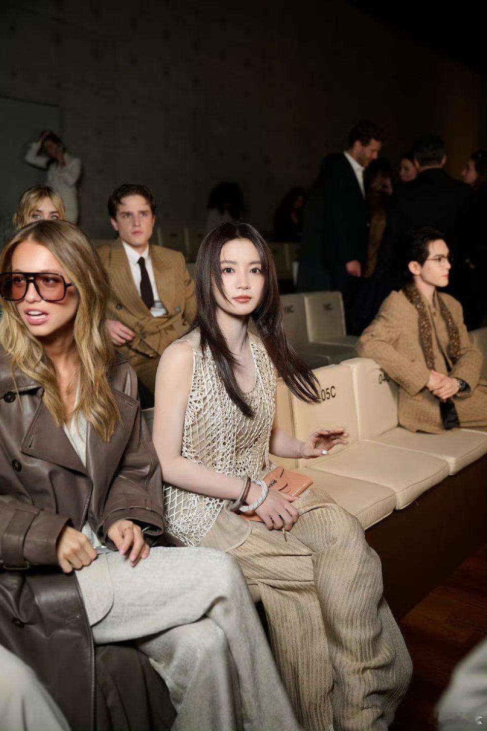 张雅钦扛住了g社镜头 首次出征时装周便惊艳全场！生图直出超能打，随性造型尽显优雅