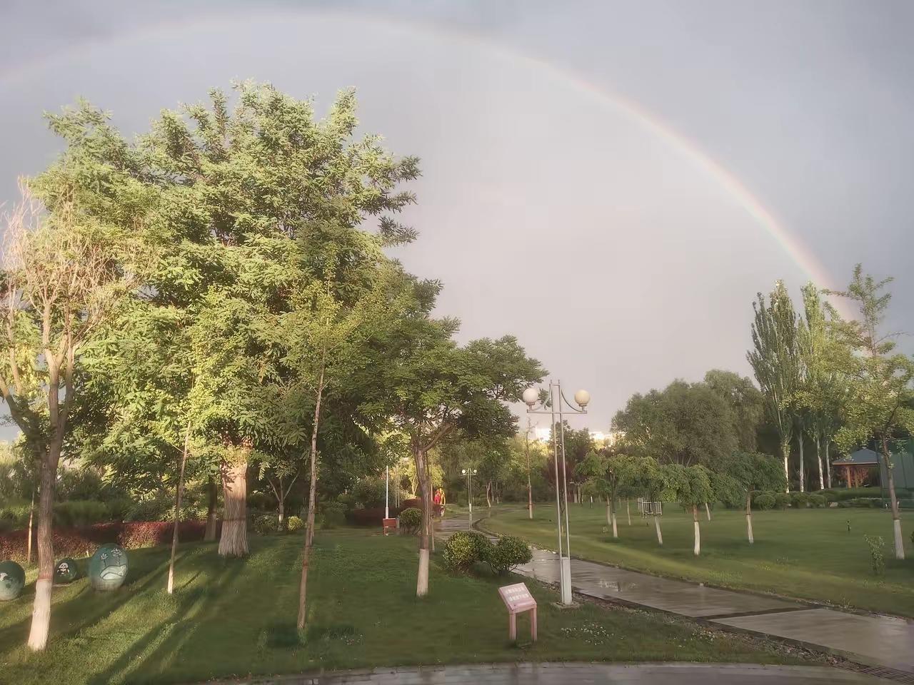 刚才，兰州下了一阵雨，雨后不久，天上出现了一道彩虹，非常美丽。
我们把这张照片发