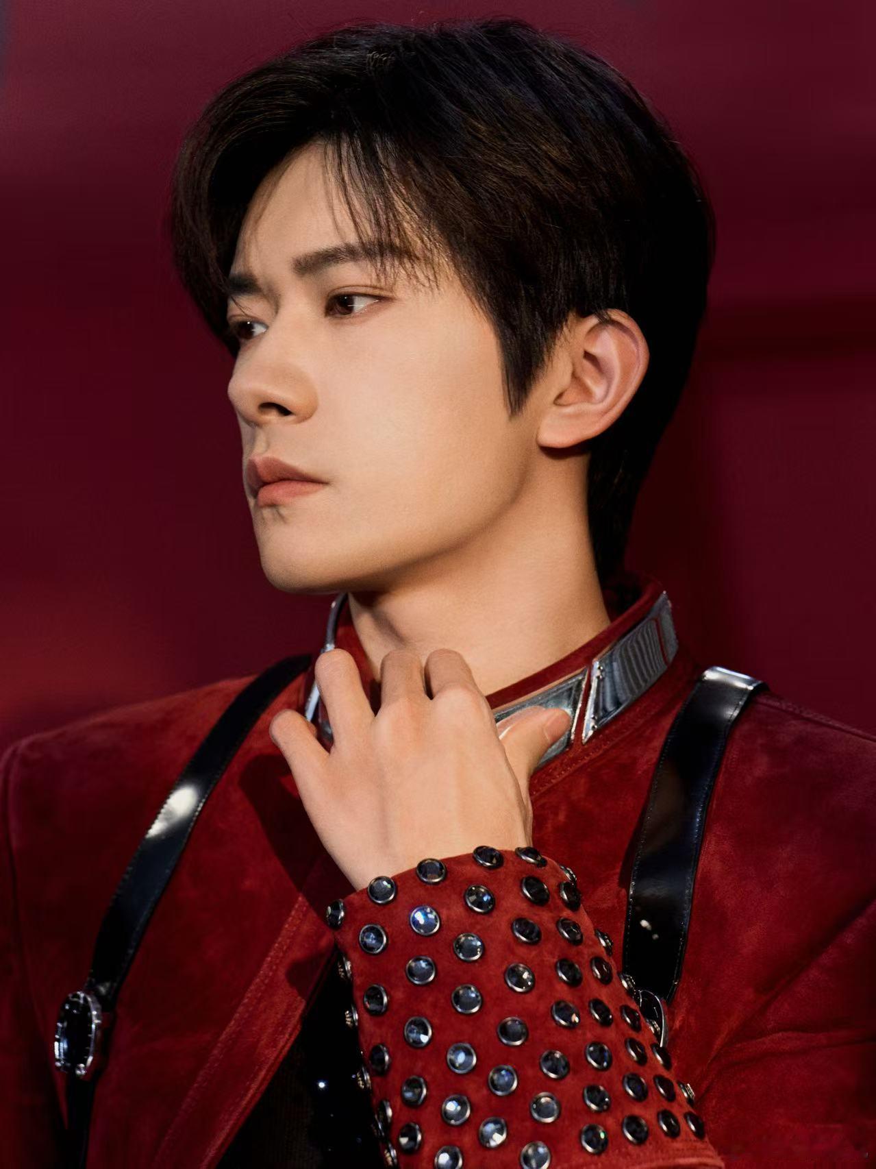 易烊千玺春晚限定笑容救命！九登春晚的千玺也太会了！红色西装外套利落又喜庆，内搭黑