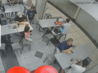 从视频画面看，老人年纪很大走路扶两边桌子，应该是喜欢小女孩才去碰触小女孩的头顶！