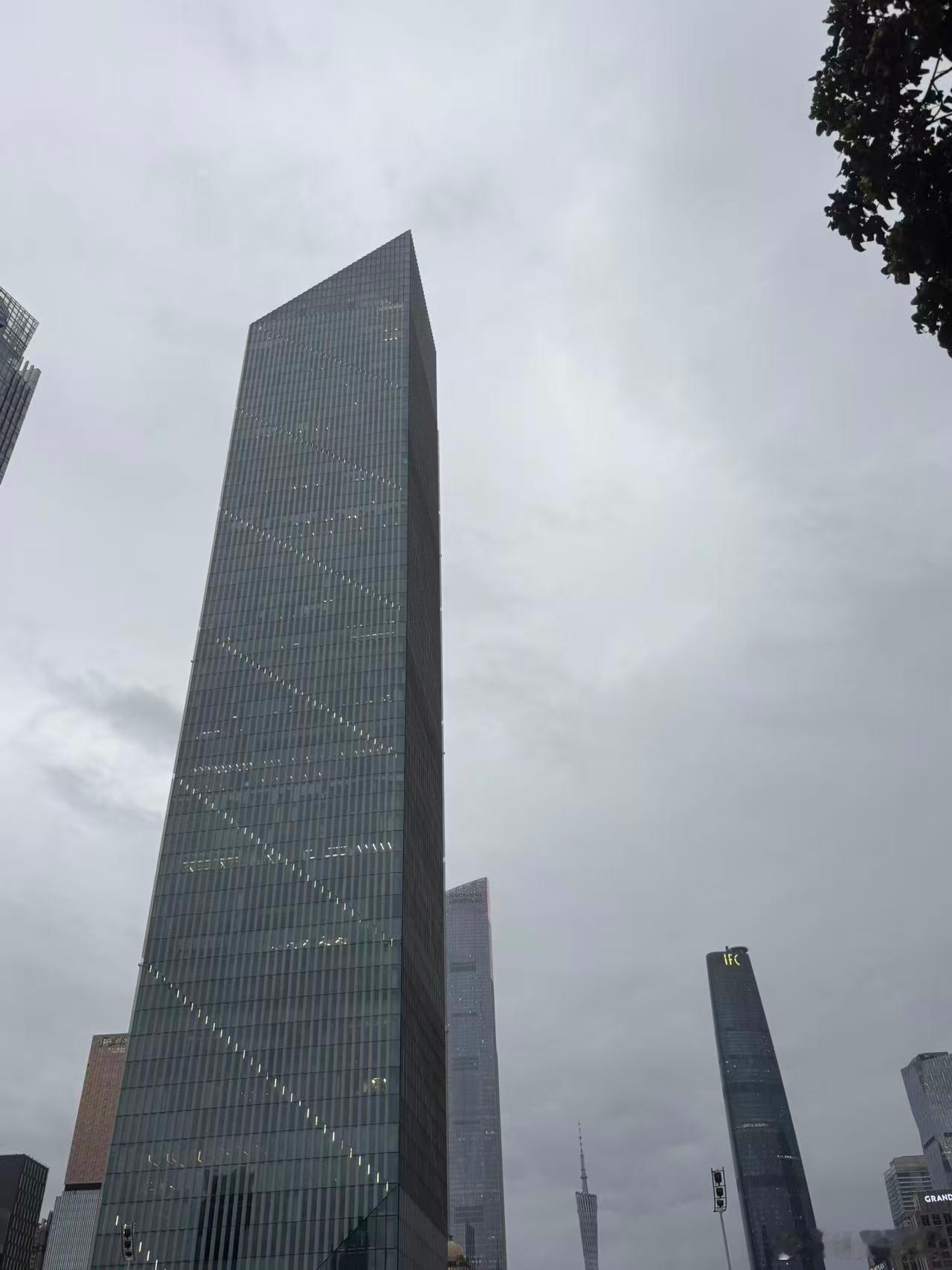 今日股市暴风骤雨，未来何去何从，我心里忐忑不安 