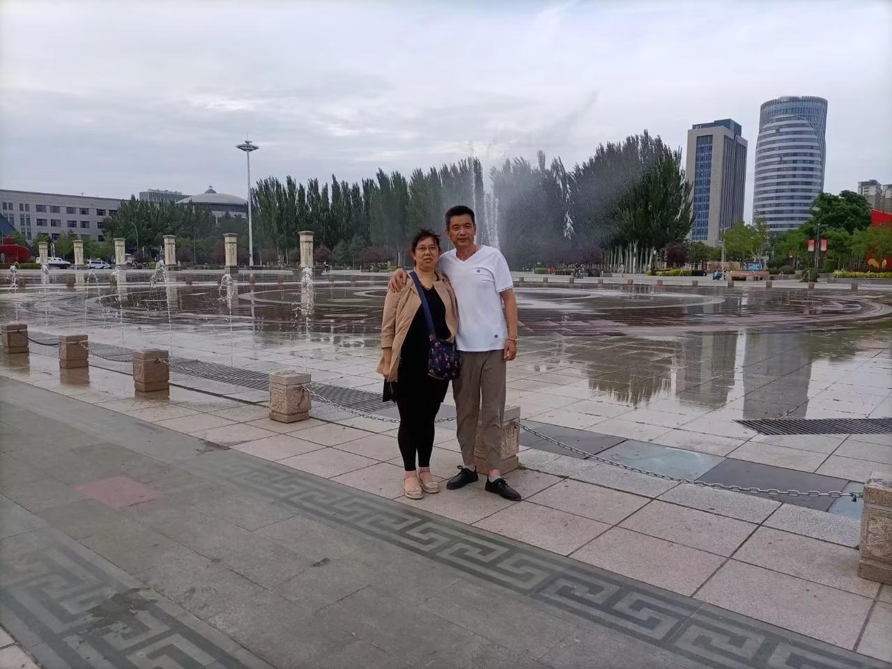 鹧鸪天:闲吟

文／原点

万里江河万里烟，一重山水一重天。

春光送暖冰心度，
