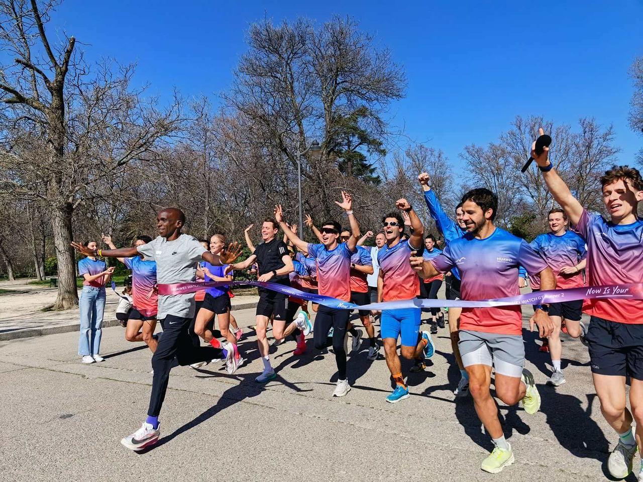 华为快闪店亮相马德里核心商圈！戴上WATCH GT Runner 2！一起跑！
