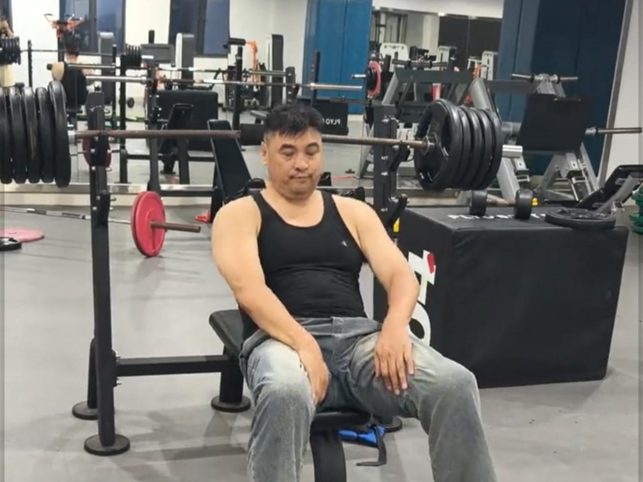 周琦自愧不如！54岁的刘玉栋竟然还能卧推130KG！

中国男篮名宿刘玉栋在退役