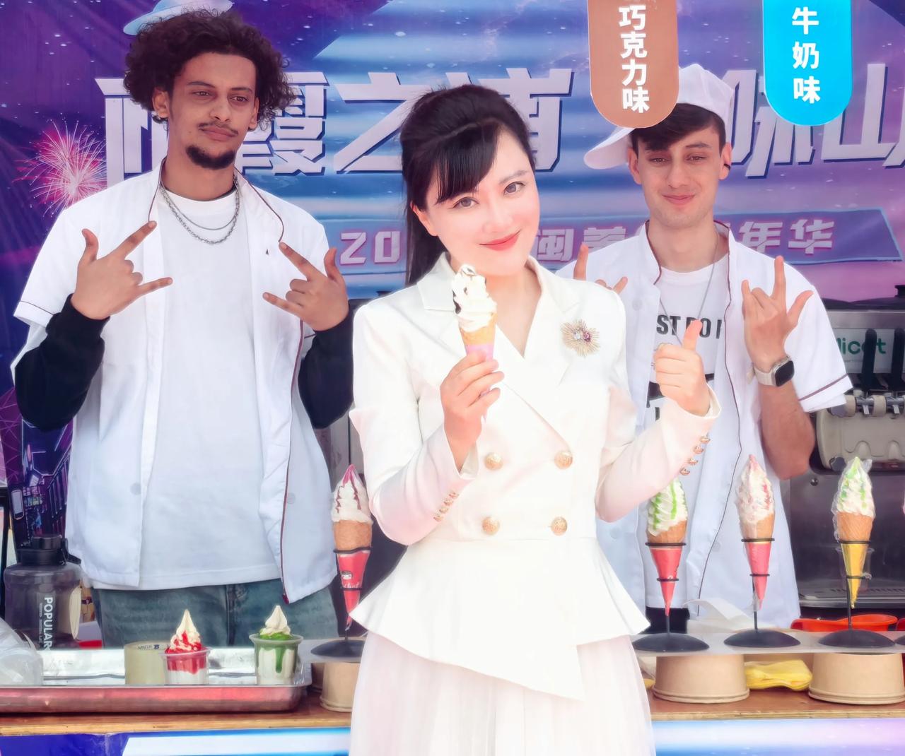 飞来福建，就为品尝一口世界美食？
​身后的俩新西兰小帅哥有点被迫营业的意思啊[泪