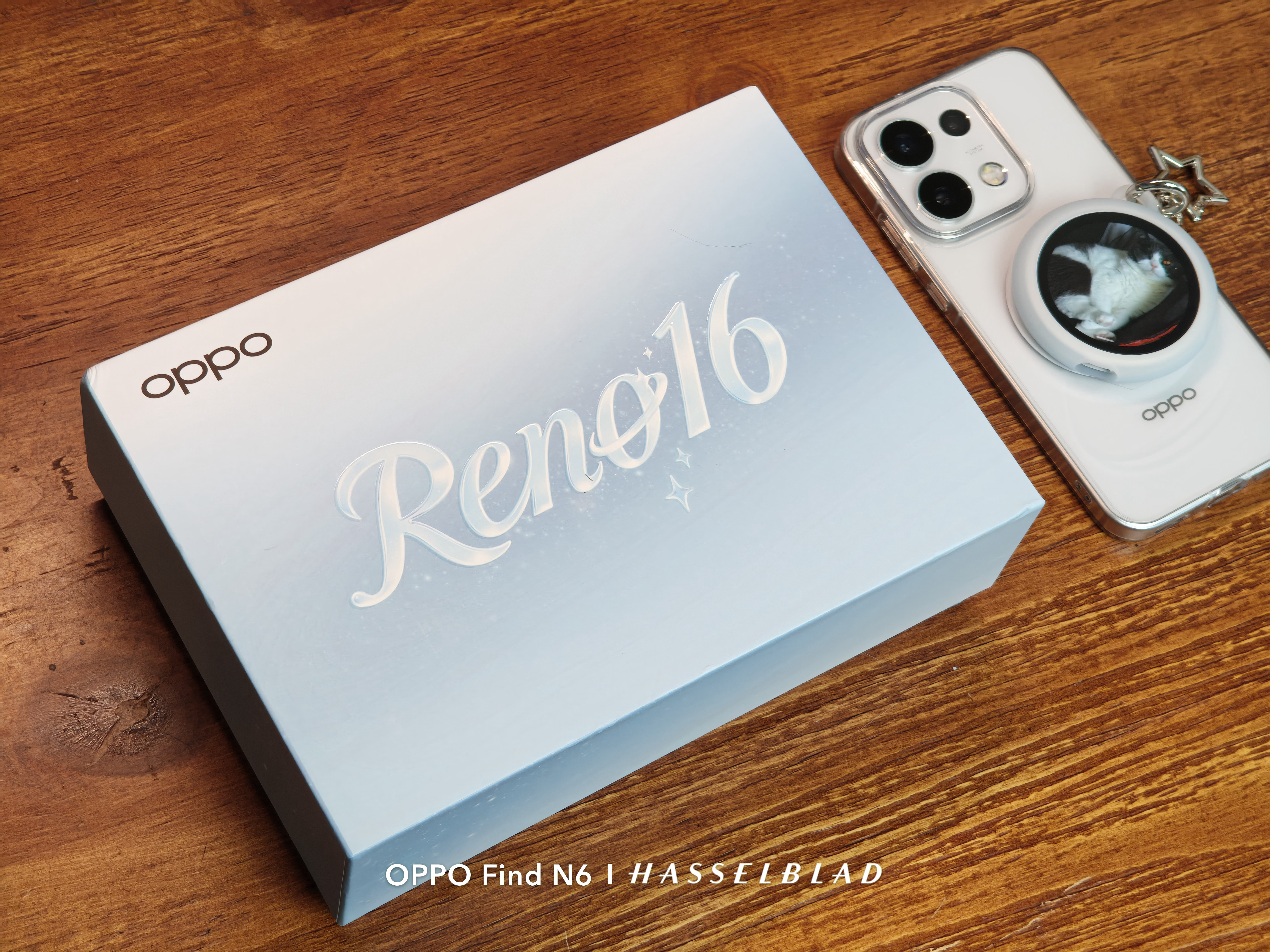 OPPO Reno16 的邀请函是一个悬浮行星小香薰，把精油滴在行星上会慢慢散发