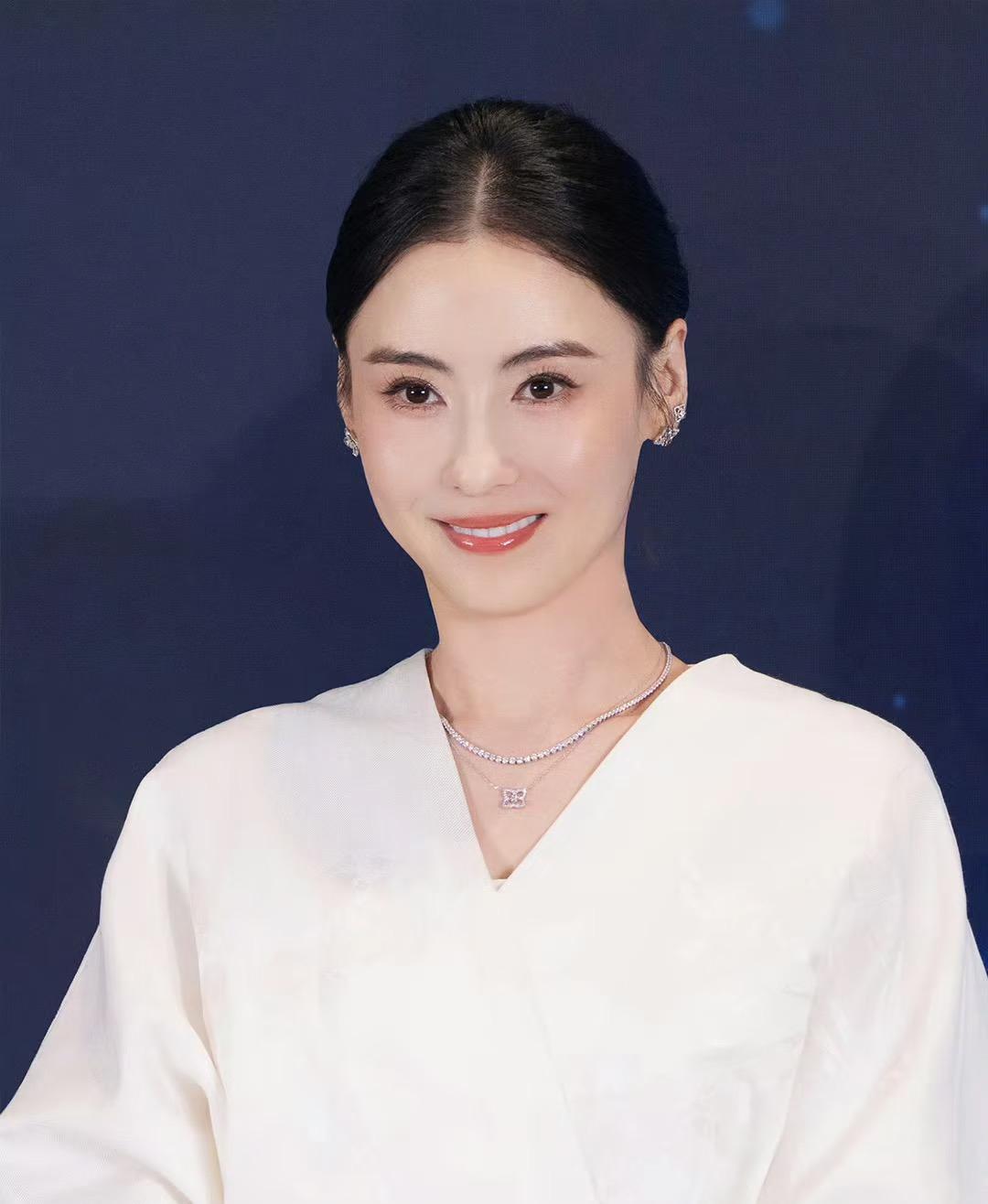 张柏芝的长相真是个神奇的存在，
你说她好看吧，
眼睛偏细长，鼻梁算不上高挺精致，