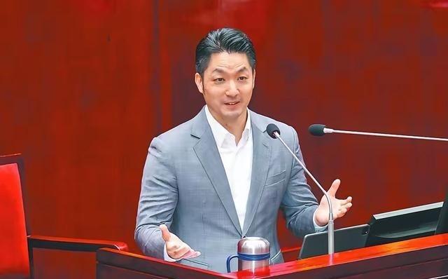 台湾政坛怕是要变天了！岛内现在流行一种说法：只要蒋万安2026年顺利连任，国民党