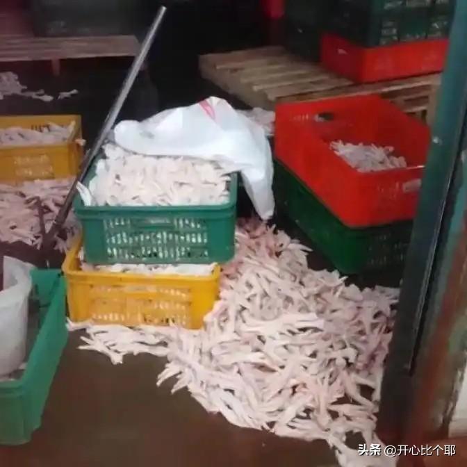 "与辉同行"摊上事了！
315晚会刚曝光的问题鸡爪，董宇辉团队也卖过。

虽然紧