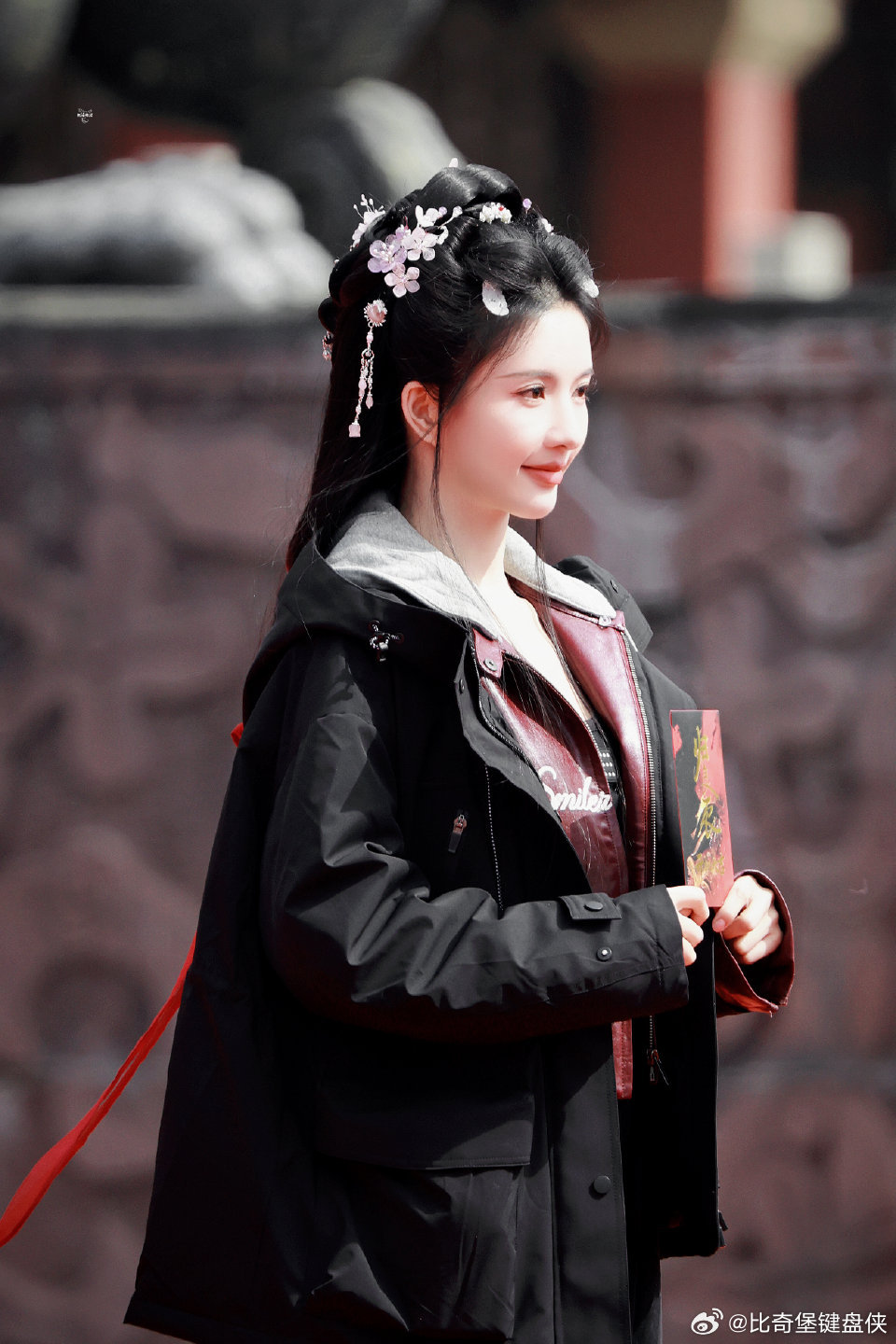 刘些宁又回横店当公主了已经搬好小板凳坐等《归良辰》啦😋，期待刘些宁在剧里尽情展