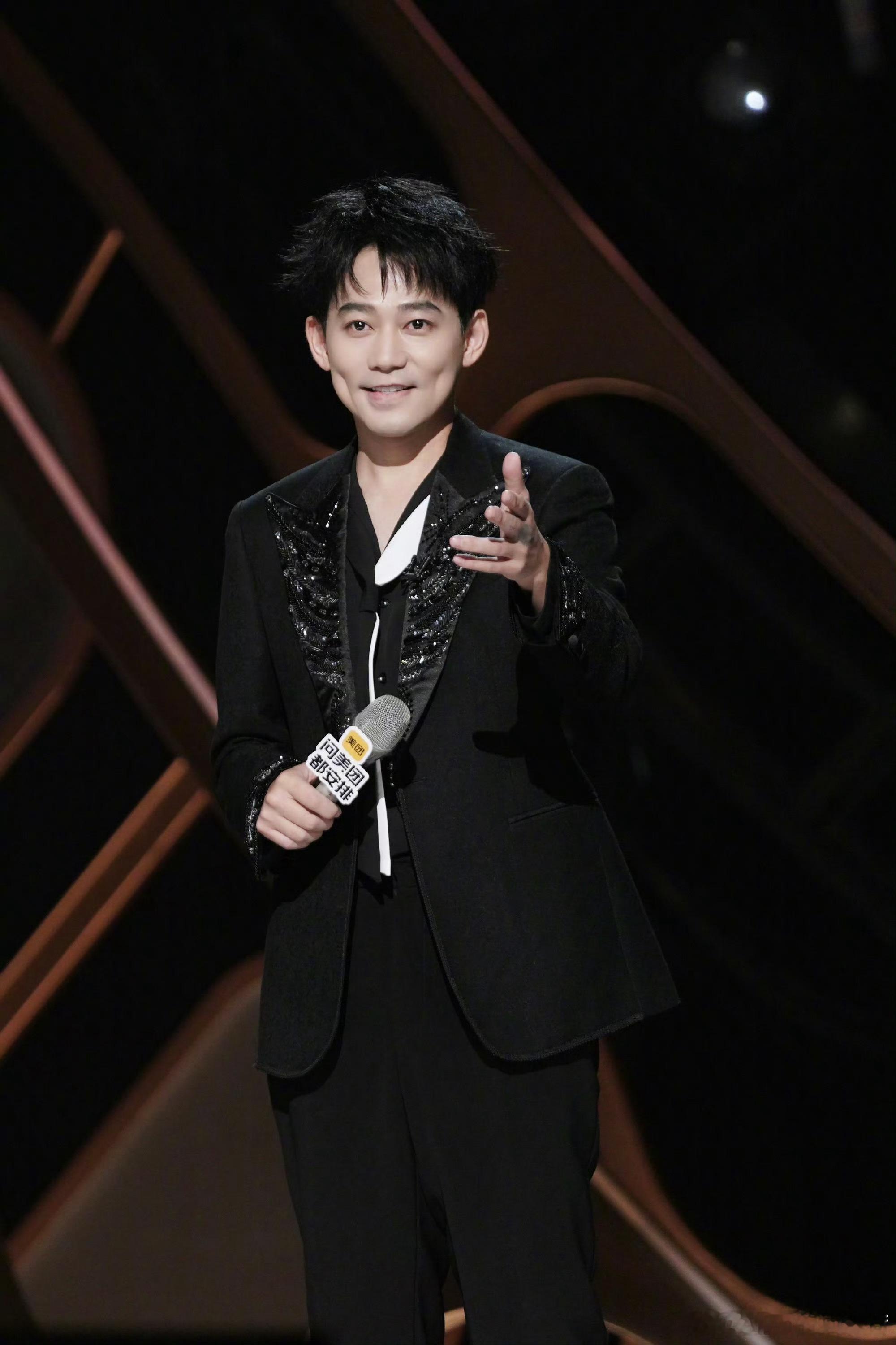 苏醒一针见血苏醒清醒剖析演员表番位争议，观点耐人细细品味。人人皆想向上攀登，可向
