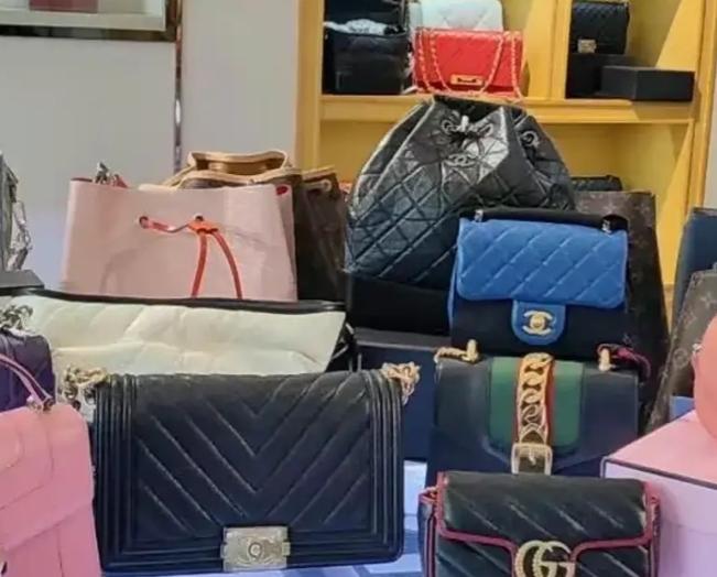 湖南长沙，女子发现自己总价值13万的名牌包包、手表在家中不翼而飞，就在女子准备报