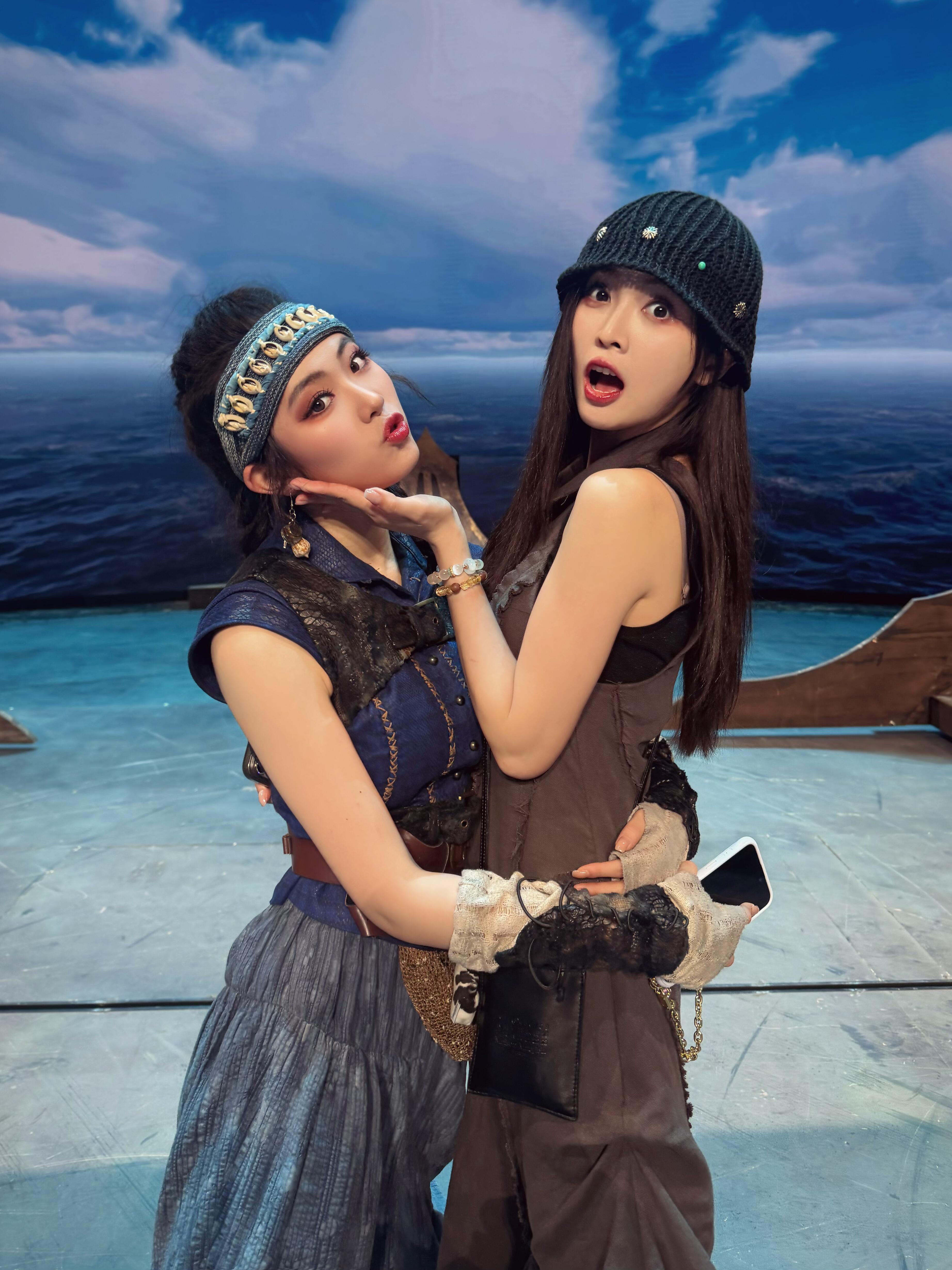仪锤定音是香姑.吴宣仪 她的海 又一张她的海合作演员发的吴宣仪合影