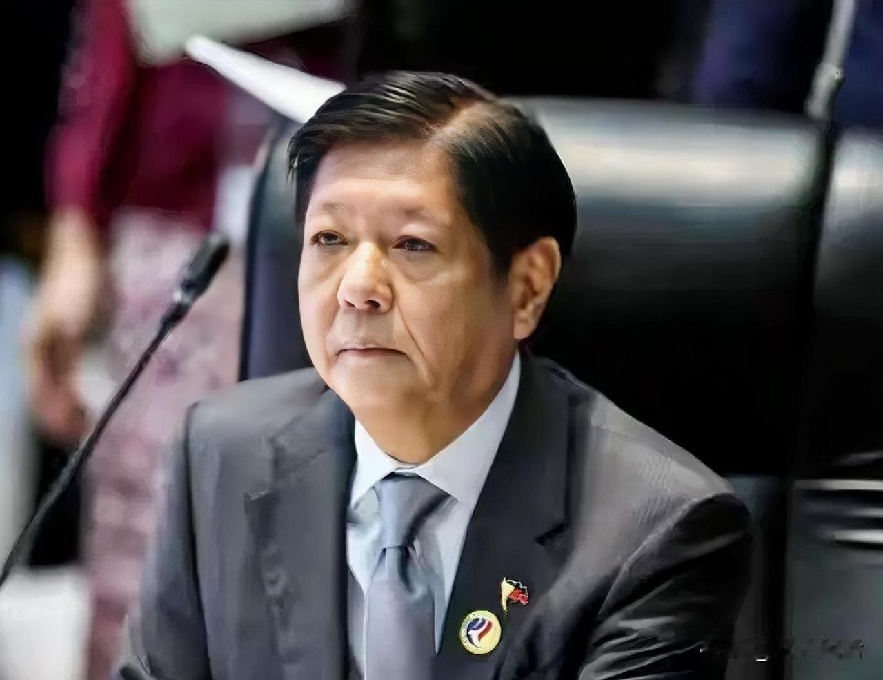 菲律宾最近的行为，让人看得清清楚楚：一边伸手向中国要化肥、要能源合作，一边拉着美