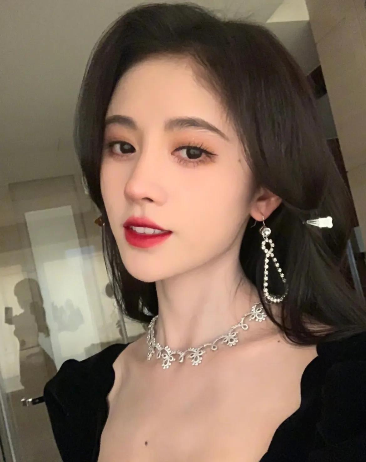 丝芭曝光鞠婧祎收入，税前已支付超1.39亿，每月固定收入25万元。

鞠婧祎和前