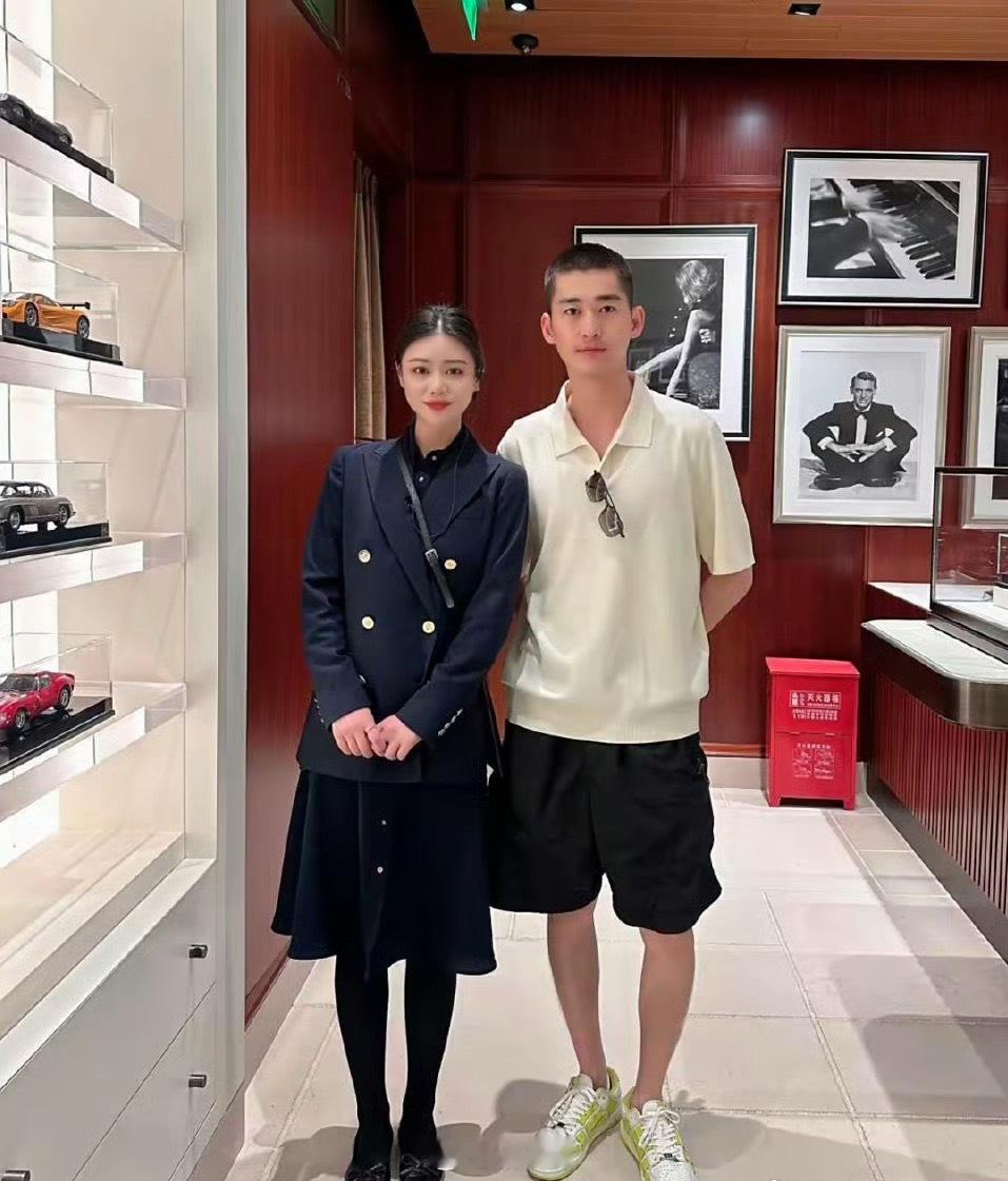 张翰在上海逛街吃饭被偶遇，他减肥了，剪了寸头，没有油腻的感觉了！ 依然那么的帅气