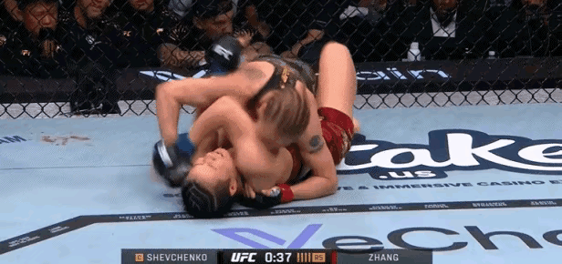 UFC女子世纪之战：张伟丽升重挑战失利，不敌舍甫琴科，无缘蝇量级冠军头衔
女子蝇