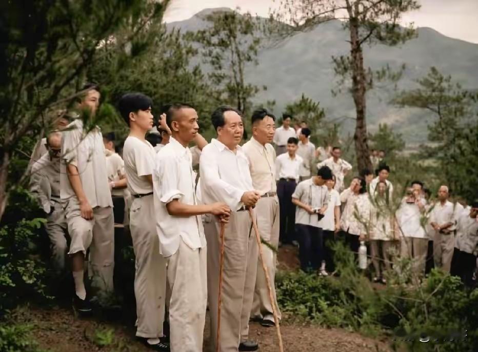 从1949年新中国成立到1978年改革开放，这短短三十年，是中国从零起步、艰难探