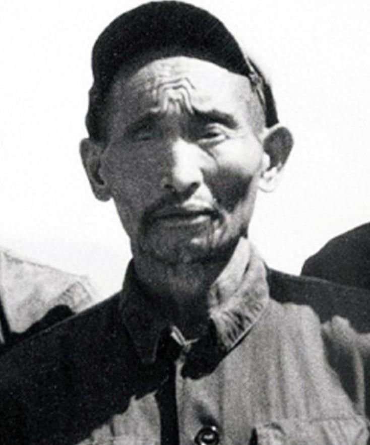 1952年，解放军在大凉山抓到一个独眼土匪，审讯后军区首长震惊：这不就是17年前