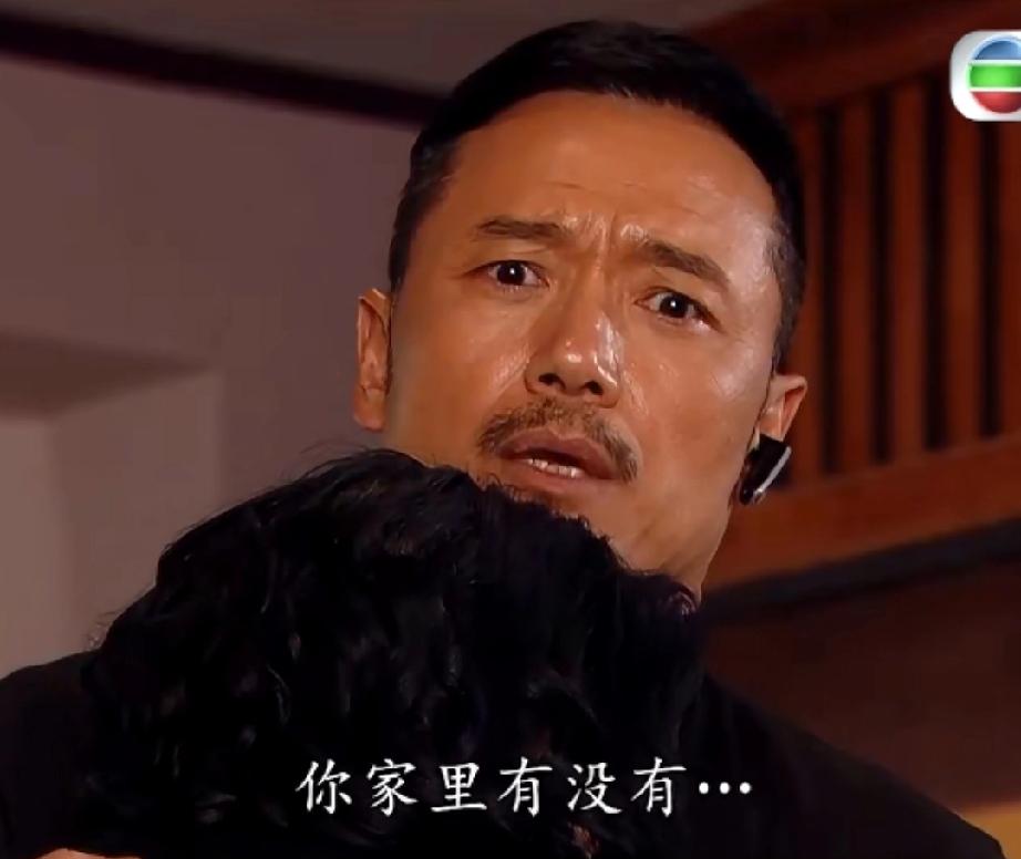 猜苗侨伟抱着女生说什么：你家里有没有…

没有的话他出去买。
单立文故意的吧，叉