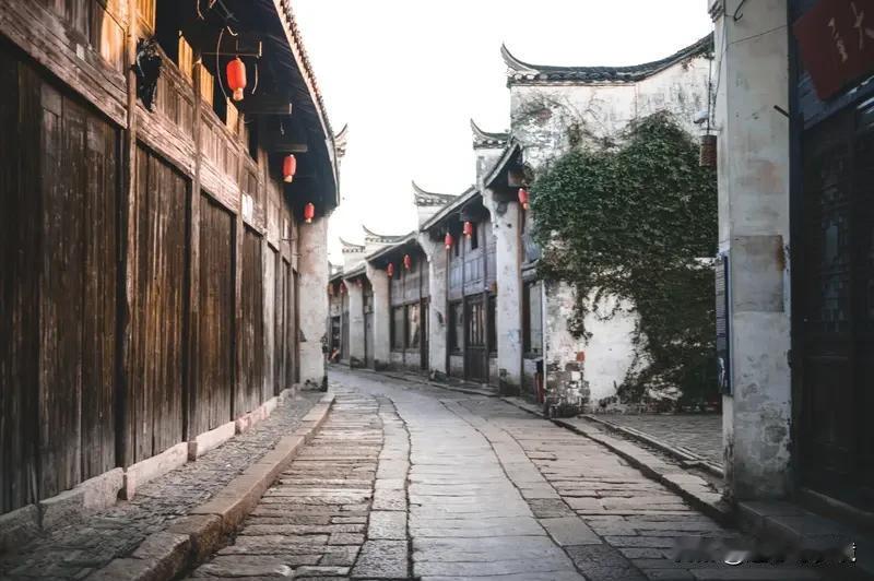 语言真是个神奇的东西，同样的“干什么”，不同地方说法千奇百怪。我老家是安徽桐城的