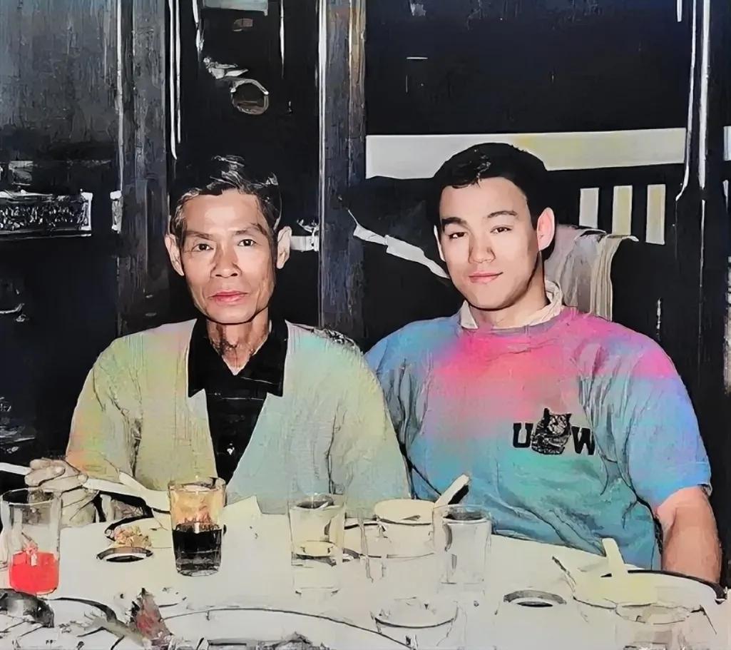 60年代，李小龙和父亲李海泉，一张罕见的合影，画面中的李小龙，面容上带着些许青涩