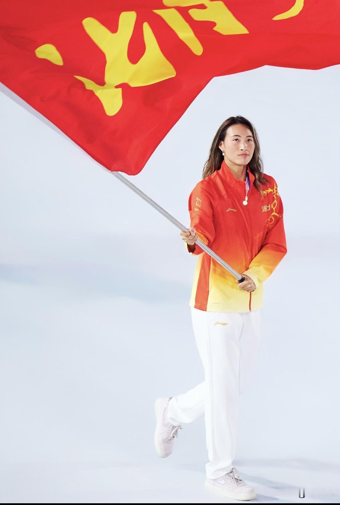 现在最可惜的就是郑钦文吧，
不是因为她因伤退出全运会，
而是她错过了一个绝佳的机
