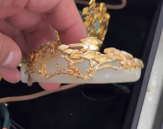 来来的发冠有好多叶子元素啊，我最最最喜欢第一个，银杏白玉，妈呀～ ​​​