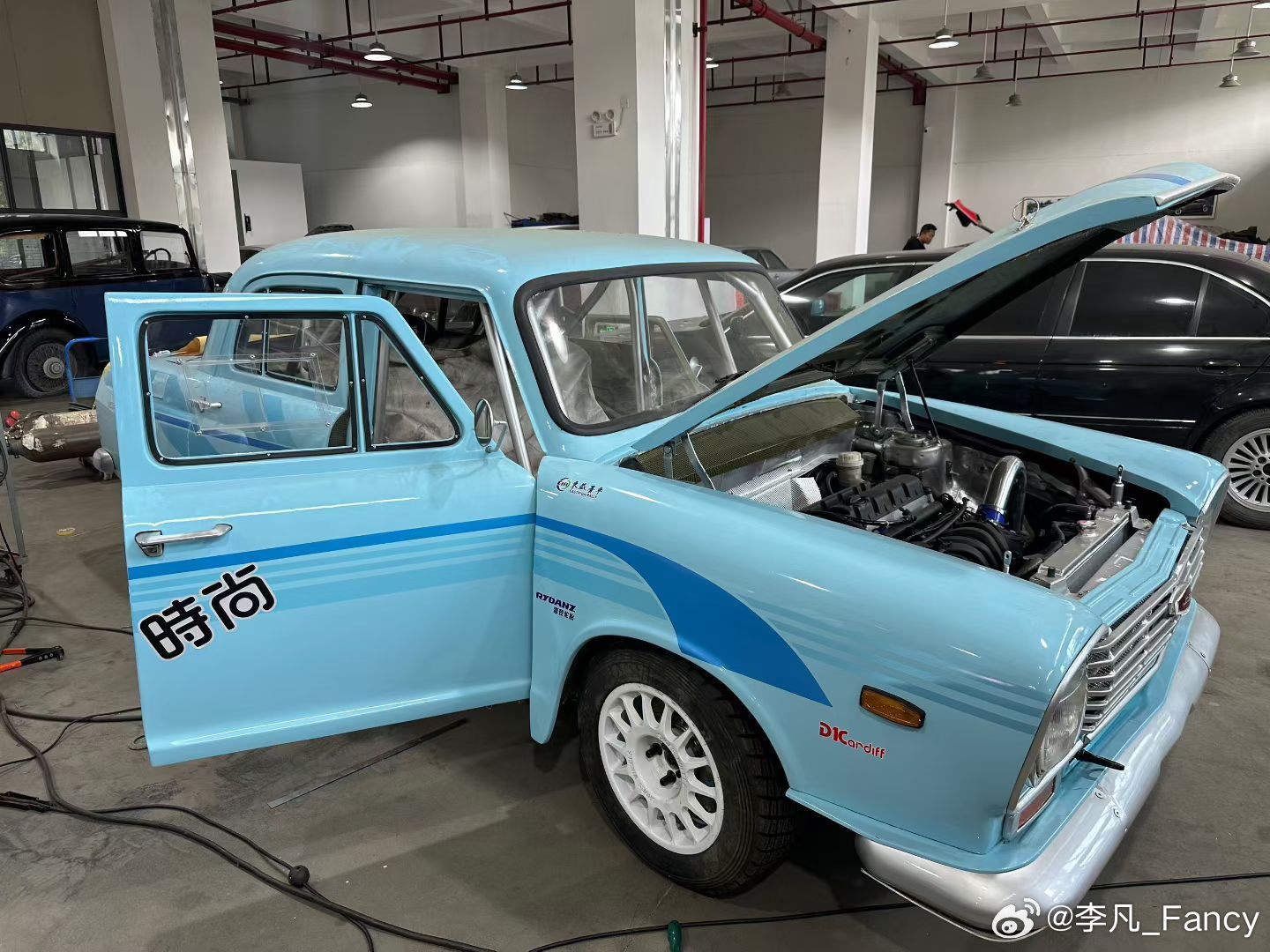 朋友圈看到的老上海拉力车…实际也是一个“套壳”赛车…老上海外观覆盖件开膜做 像是