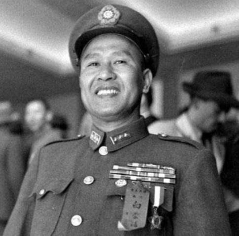 1937年李克农外出散步，一个戴草帽的老农朝他扔了一个纸团，直到他弯腰捡起纸团才