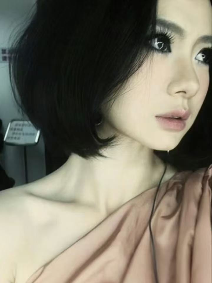 戚薇真的把自己做成AI了推出首档明星共创AI漫剧，戚薇兼顾主演与制作双重身份，《