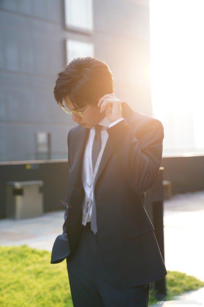 胡先煦这“人夫感”绝了！金丝眼镜配白衬衫，白天认真上班，晚上记得给你拿辣椒。被调