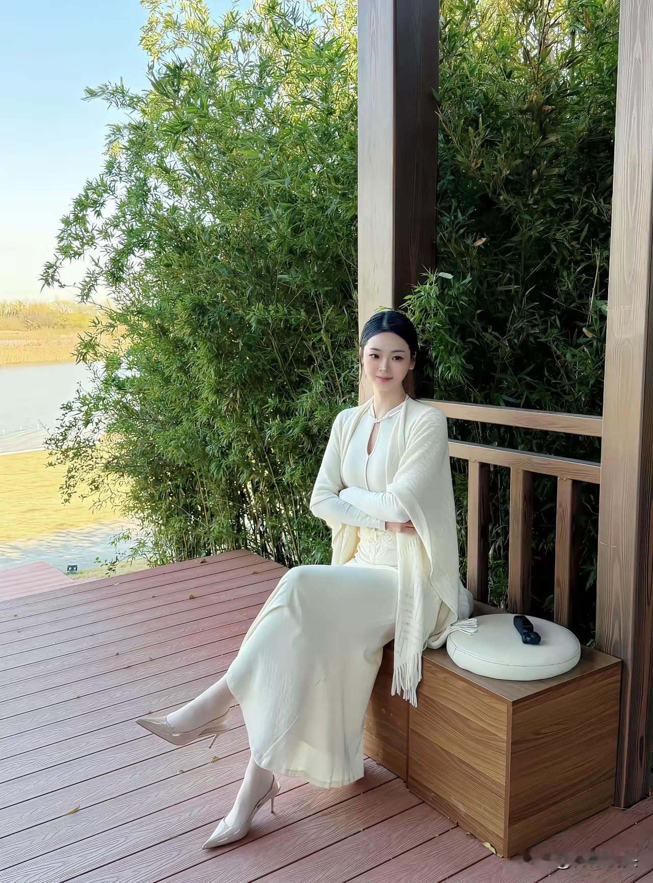 静坐湖畔，白衣飘飘，岁月静好。