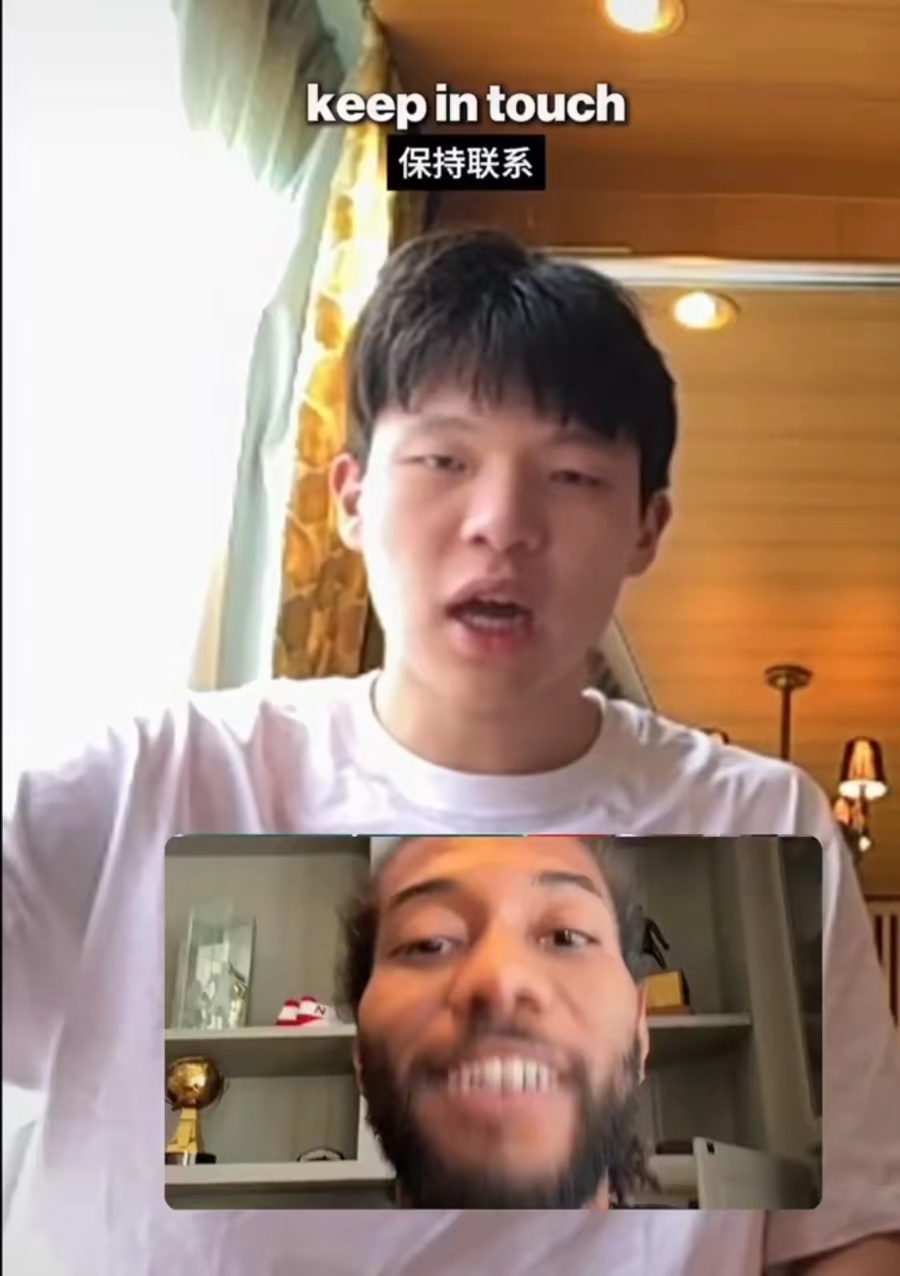 杨瀚森竟然跟伦纳德互动上了，还把小卡逗得哈哈大笑[嘻嘻]被杨瀚森的魔性笑声洗脑了