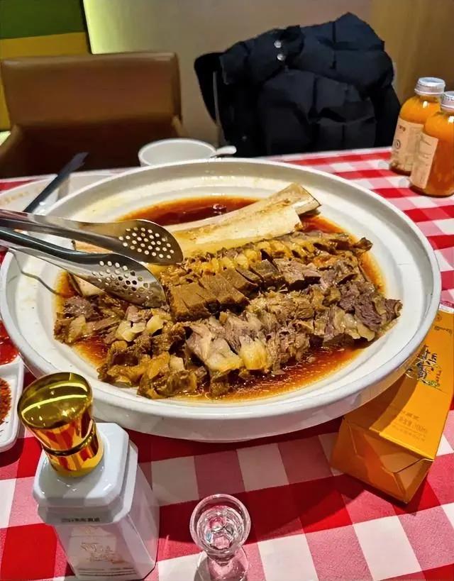 其实，预制菜没啥大惊小怪的，我们自己家冰箱不就是预制的一种吗，为啥在外边吃就不行