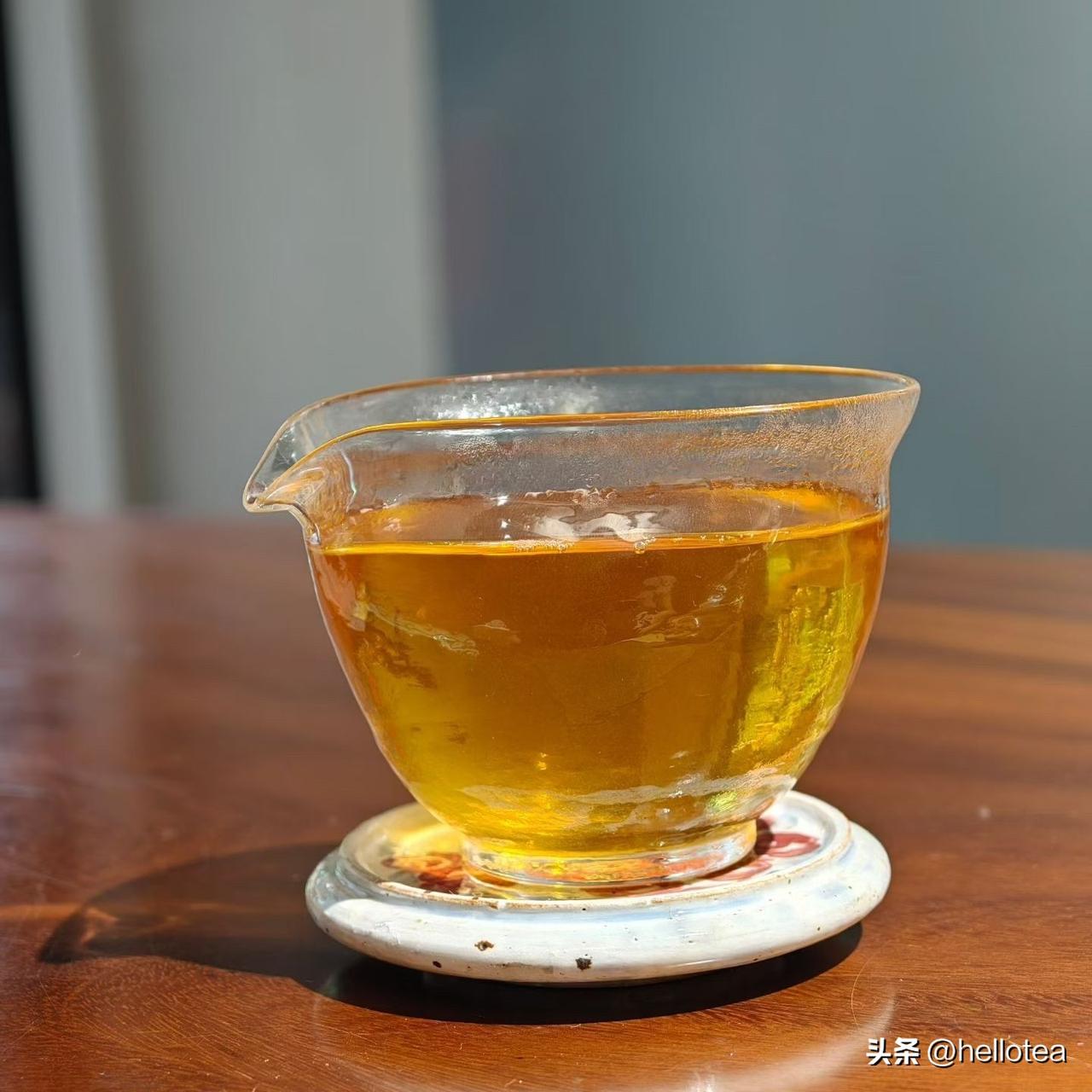 《静境·七律》
茶烟袅袅绕青瓷，浮叶沉波意自驰。喧若朝市终寂寂，浓如春梦化丝丝。