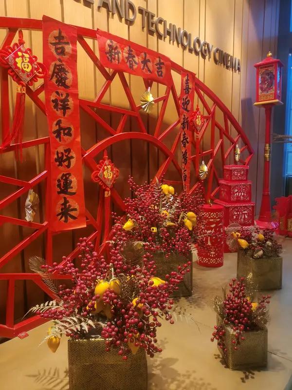 这情况可太乱了，感觉像电视剧里的狗血剧情。你前妻没离家，估计心里还没完全接受离婚