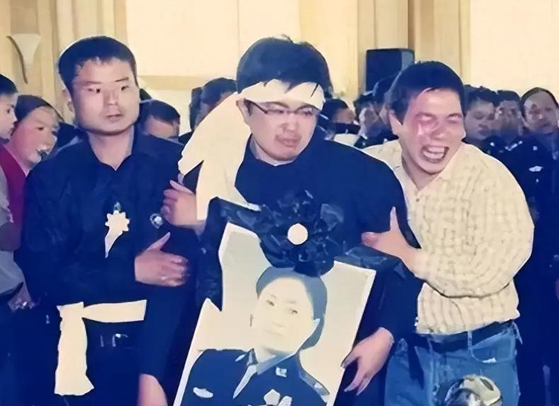 2004年4月14日傍晚，17岁的卫辰尧正在学校上课，突然特别想妈妈。他一遍遍拨