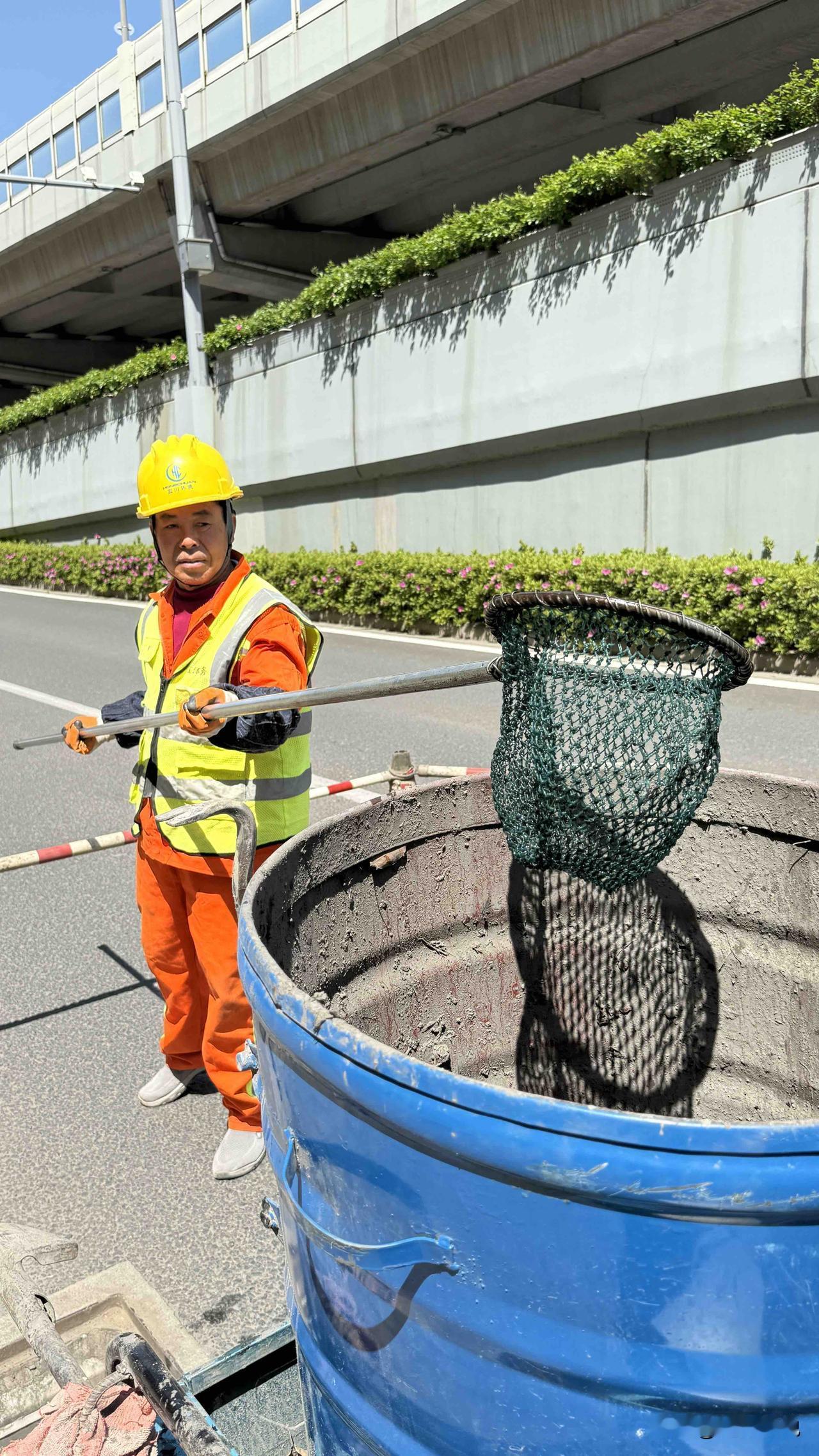 劳动光荣不应只是一句轻飘飘的口号，而应建立在改善劳动者工作环境、保护劳动者合法权