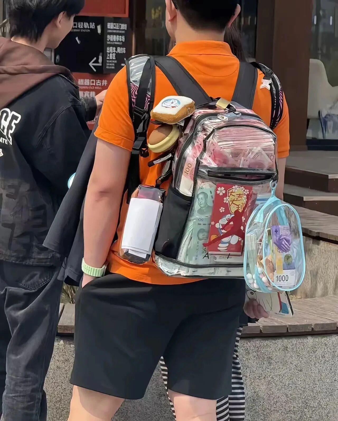 这人真豪横啊！直接背着现金来消费了，大包小包里装的全是钱，也不怕被人偷了。[呲牙