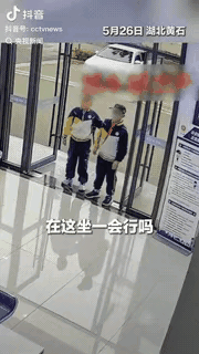 全网刷屏！两个小男孩走进派出所，央视都为他们点赞
 
最近湖北黄石两个小朋友的举