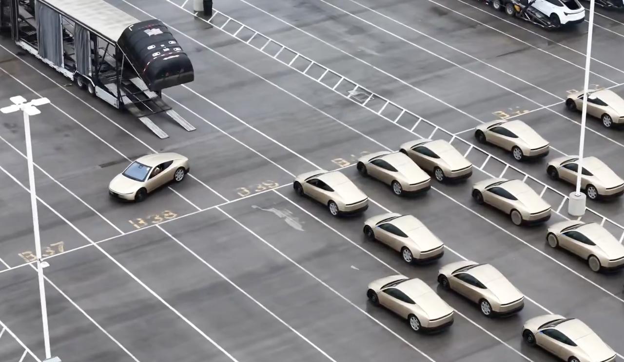 特斯拉Cybercab还有方向盘？
特斯拉似乎正在德州超级工厂组装越来越多的Cy