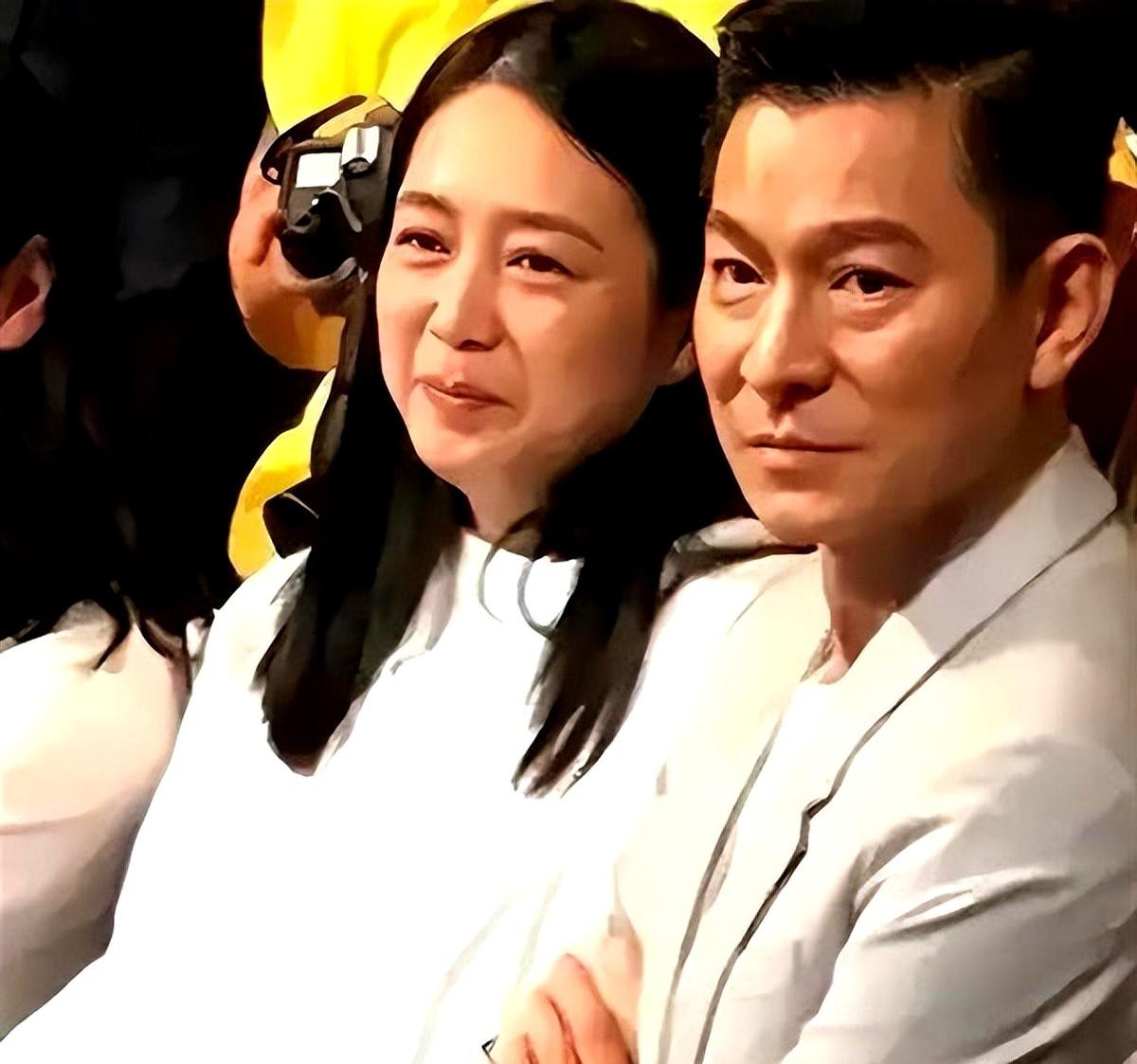 他两鬓全白了，她站他旁边，没人敢喊“父女”。

六十岁的朱丽蒨气色稳当，头发丝都