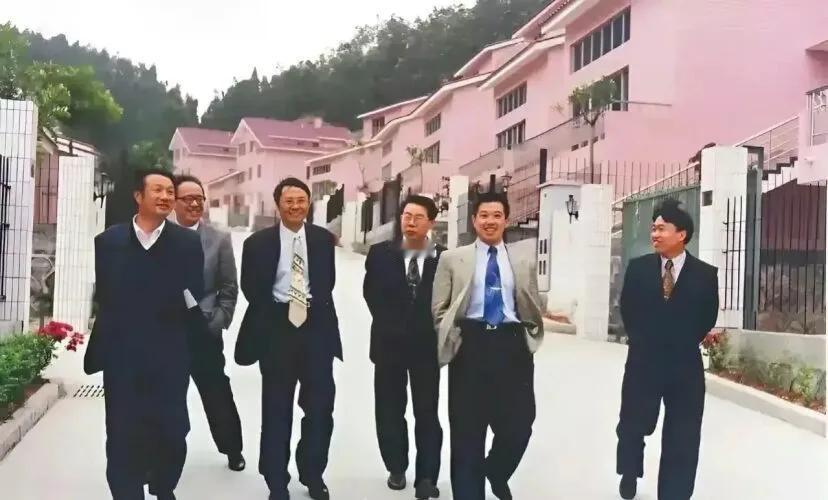 有一天，一位美国老板问任正非：华为在短短30年的时间里就成了全球电信巨头之一，他