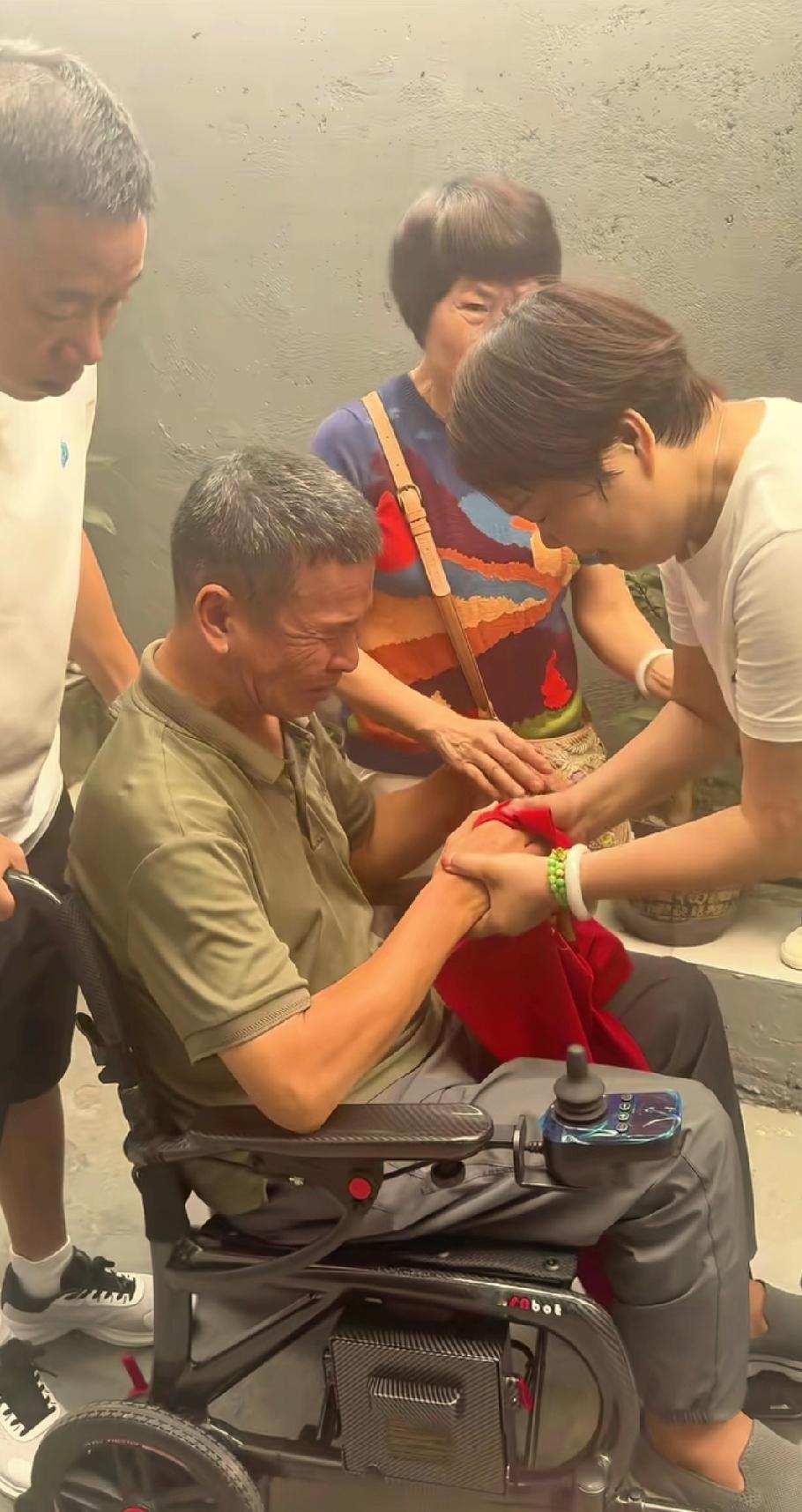 大喇叭叶锐聪的妈妈是个幽默又心直口快的人。儿子找到后，她把自己的好运传递给了难友