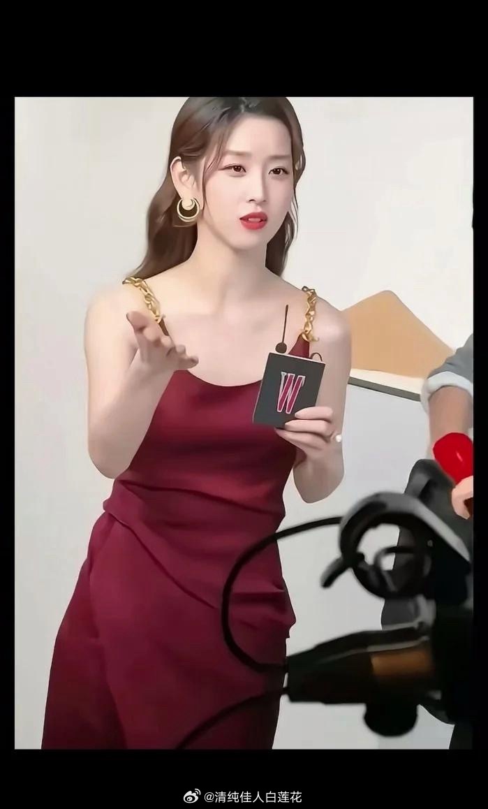 33岁的清华学霸章泽天，真是肤白貌美气质佳，少妇界的颜值天花板。难怪京东千亿总裁